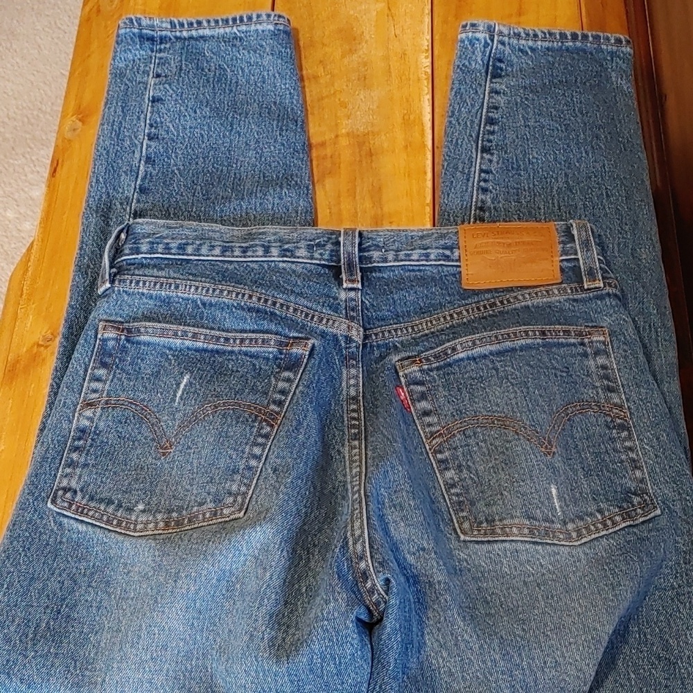 Women's Levis Red Tab Distressed Wedgie Straight Leg Jeans - Picture 3 of 12